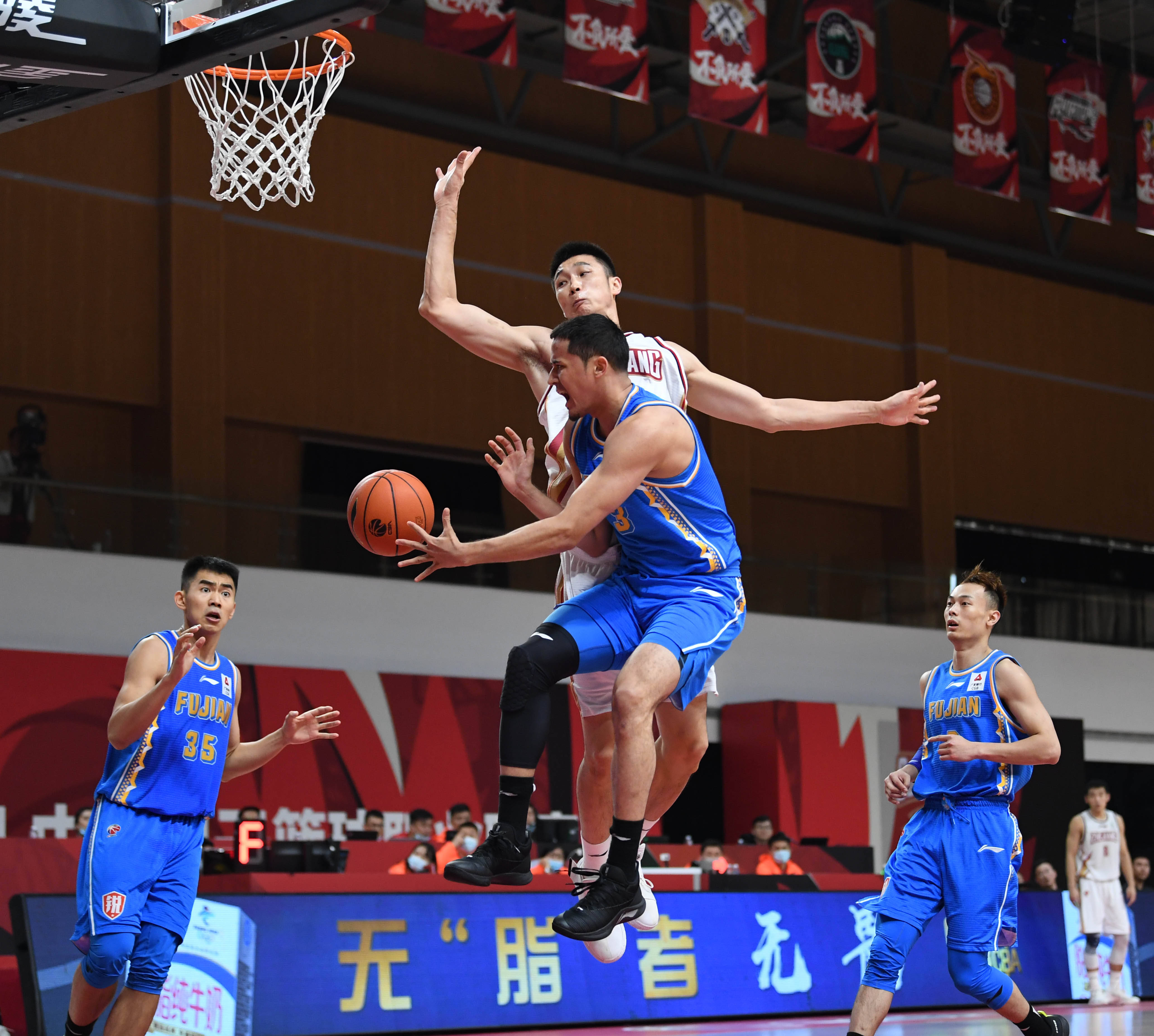 与两名合格
